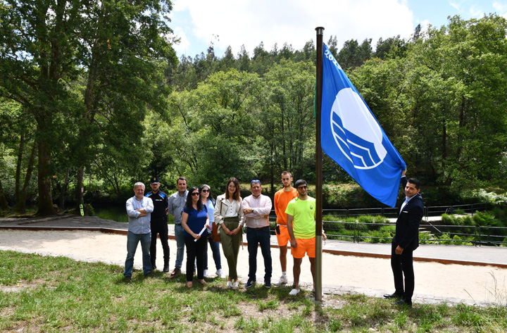 A bandeira azul xa ondea na praia fluvial da Calzada