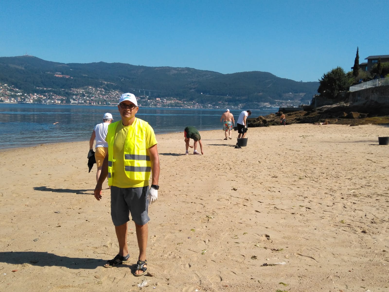 Decenas de bañistas súmanse espontánemanete á xornada de limpeza da praia de Penedos en Chapela organizada pola Asociación Alborada de Vigo
