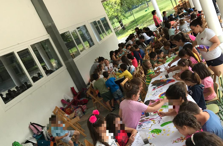 Máis dun centenar de nenas e nenos disfrutan do campamento urbano de verán en Tomiño