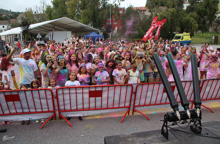 Ponte Caldelas vístese de cores coa HOLI PARTY