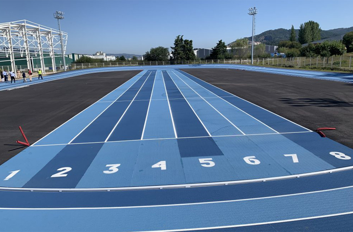 Unha comitiva da Deputación pondera a excelencia das pista e módulo de atletismo de Porriño