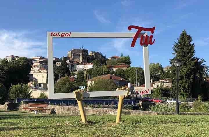 Tui coloca dous novos elementos que promocionan a imaxe turística da cidade