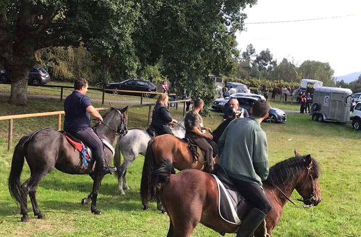 Máis de 100 xinetes participan na I ruta cabalar que organiza o Concello de Ponte Caldelas