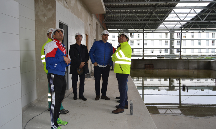 Este luns reanudáronse as obras da piscina municipal cuberta de Bueu