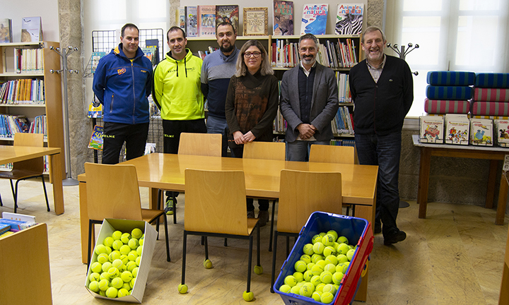 Os clubs Tenis Tui e Padel8 colaboran coa Biblioteca Pública Municipal