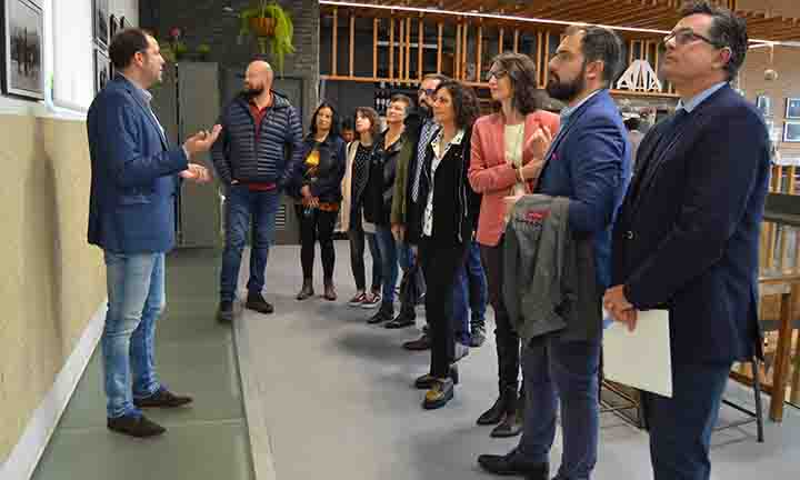 A alcaldesa de Tomiño inaugura con responsables de A Fundación e A Banca a mostra “Unha mirada de antaño” con fotos da estadounidense Ruth Matilda Anderson
