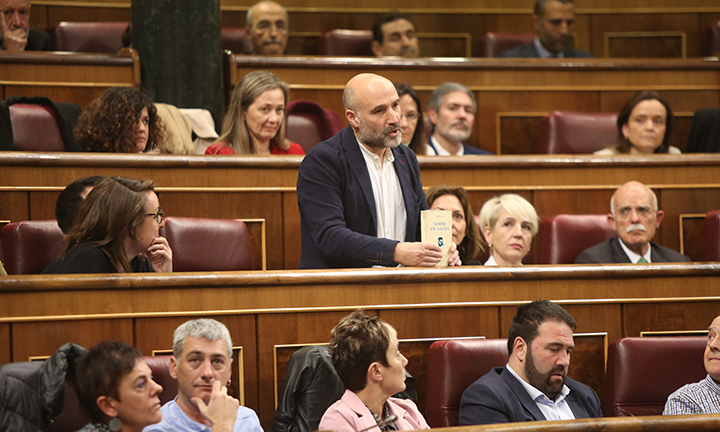Rego toma posesión do escano prometendo “defender Galiza, a democracia e a soberanía” cun exemplar de Sempre en Galiza