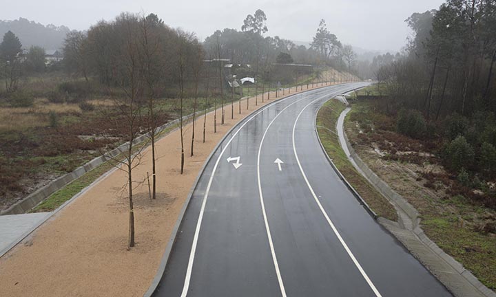 A nova avenida de Tomiño aberta ao tránsito estas semanas permite desviar os vehículos pesados arredor do centro urbano