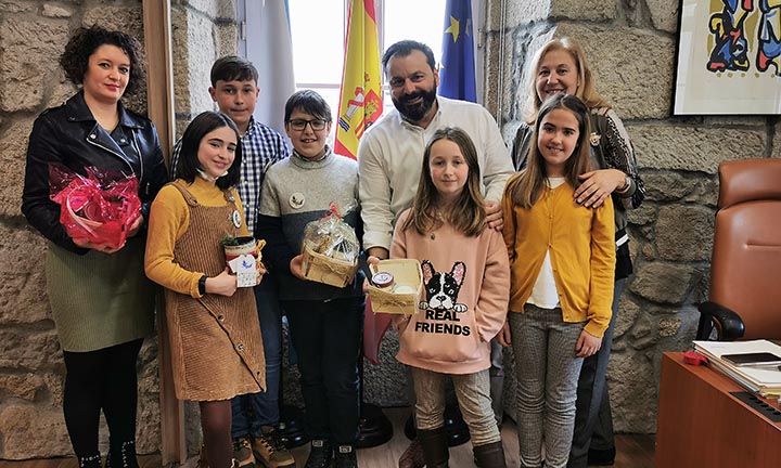 O alcalde de Gondomar recibe aos pequenos emprendedores da cooperativa Coopevincios