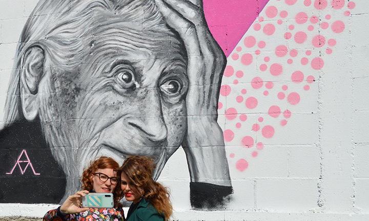 Tomiño inaugurou o mural de Gemma Marqués no Campo de fútbol do Alivio coma homenaxe á veciña máis lonxeva da vila