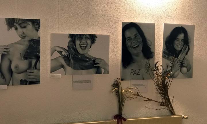 A exposición fotográfica do curso “Namórate de Ti” pode verse no mercado municipal até final de mes