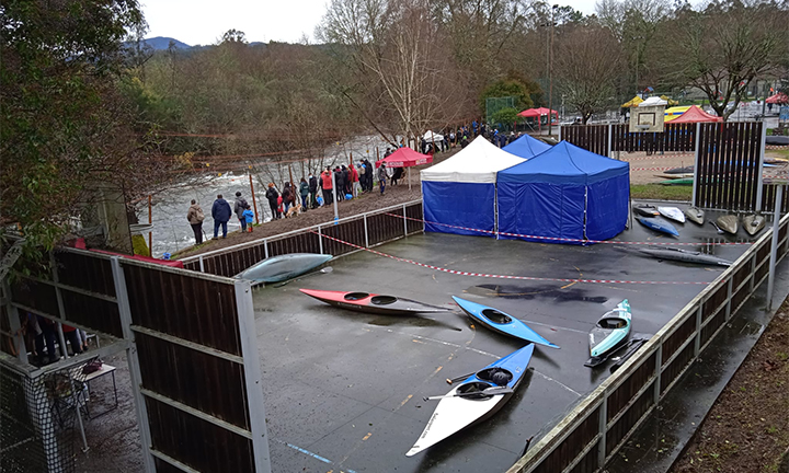 Ducias de persoas de todo o estado danse cita en Mondariz Balneario no campionato de España de piragüismo, mentres a súa veciñanza non pode ir a Mondariz