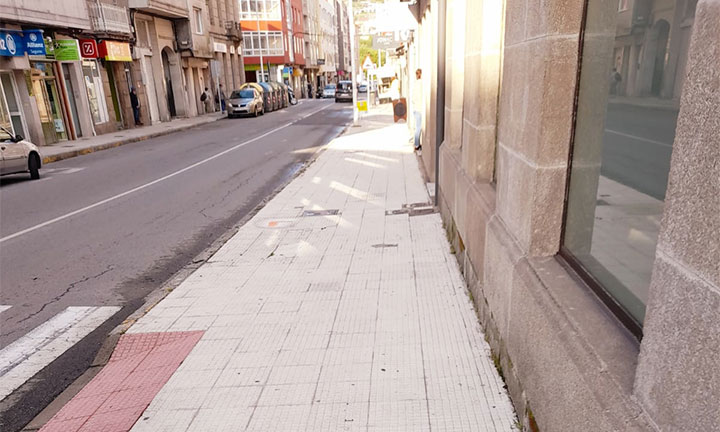O Concello de Bueu acomete unha limpeza a fondo das beirarrúas do casco urbano