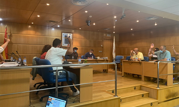 A corporación aprobou por unanimidade o gasto de máis de 700.000 € en asfaltado e saneamento de vías municipais; duplicar a achega ao Festival de Cans e retomar a atención presencial no Concello