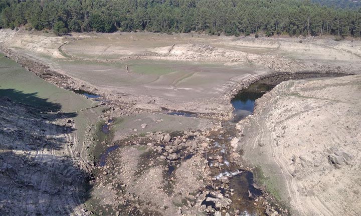 Denuncian a falta de responsabilidade ambiental de Naturgy no encoro de Salas