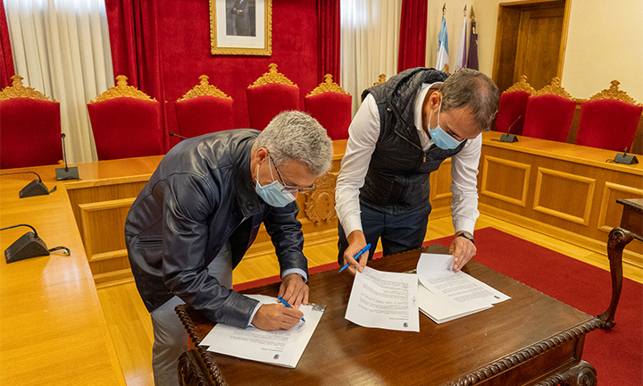 O Concello de Tui recibiu a doazón da colección do xornal tudense La Tetera