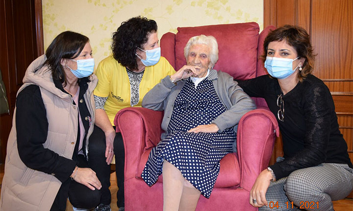 Carmen Gómez, veciña de Amorín celebrou o seu 100 aniversario rodeada de cariño
