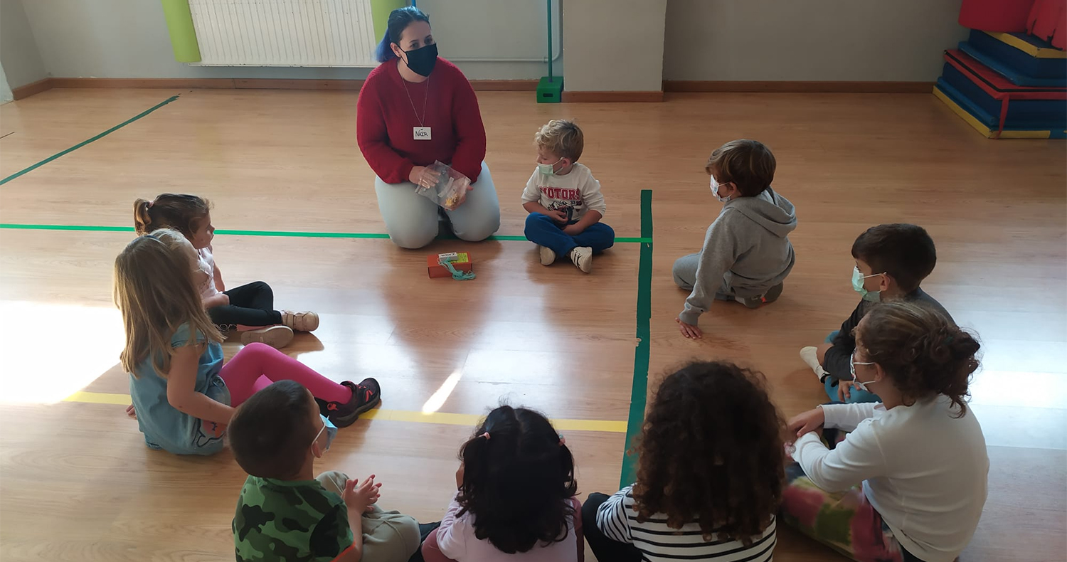 Dous centenares de nenos e nenas apúntanse a clases extraescolares presenciais