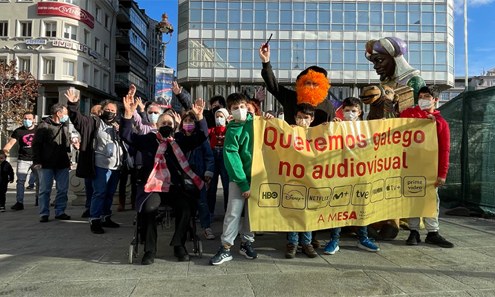 O Apalpador entrégalle ao goberno español 10.000 sinaturas a favor da igualdade lingüística na nova Lei do Audiovisual