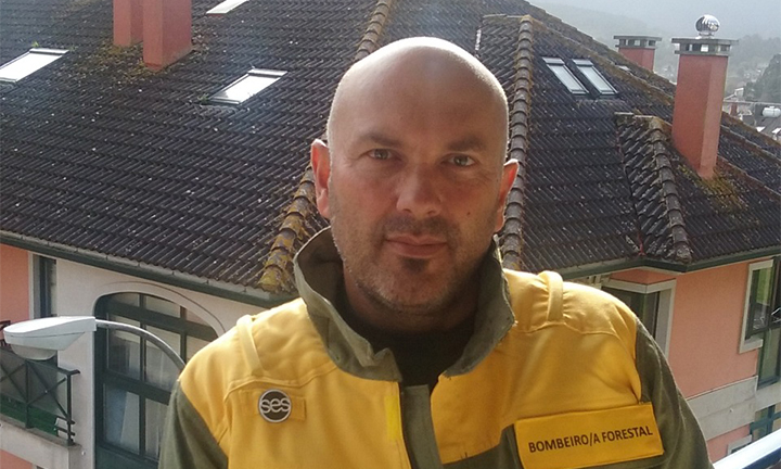 Bombeiros forestais en loita
