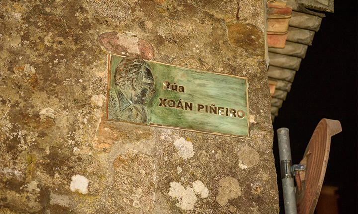 Goián estrea rúa no barrio de Tollo co nome de Xoán Piñeiro, un dos seus grandes escultores