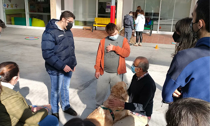 O Concello de Nigrán ofrece terapia canina durante todo este ano ao alumnado do Centro Juan María