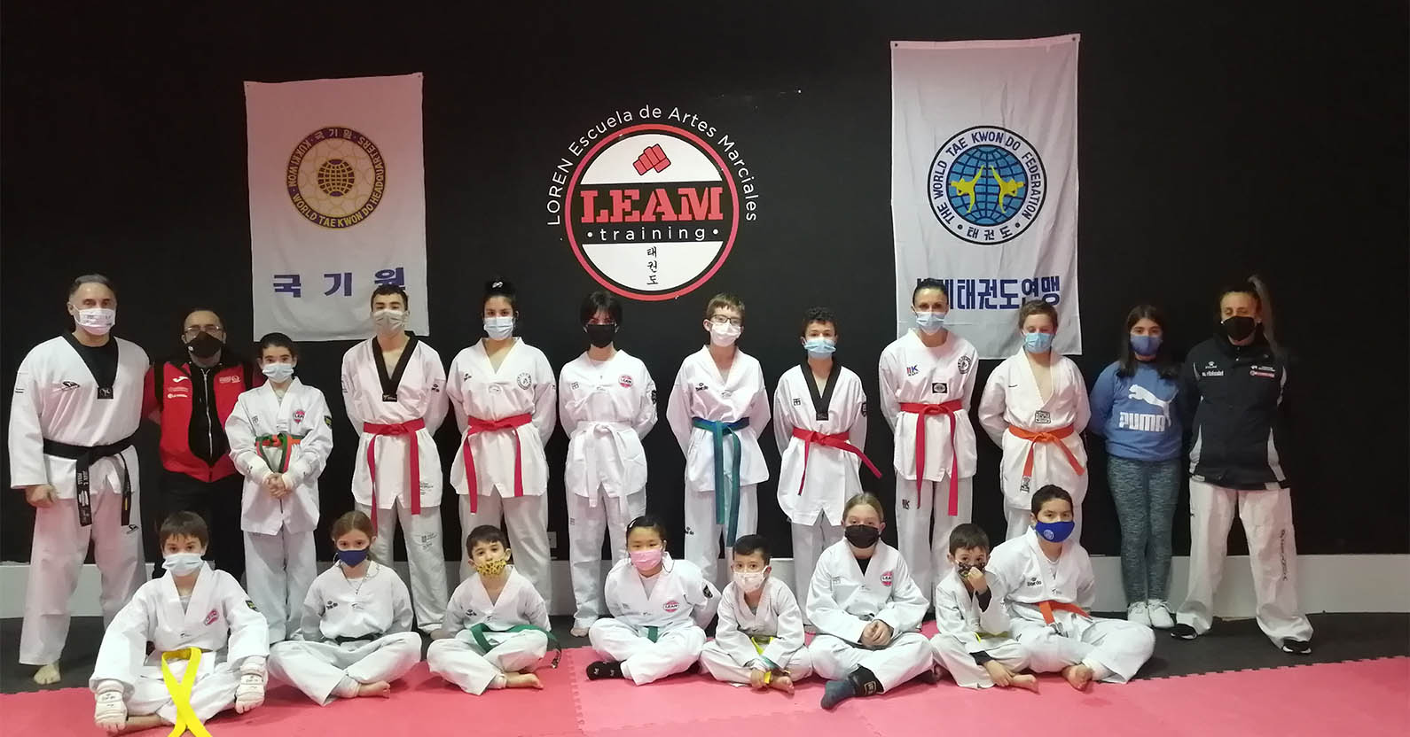 Os rapaces e as rapazas da escola de artes marciais Loren