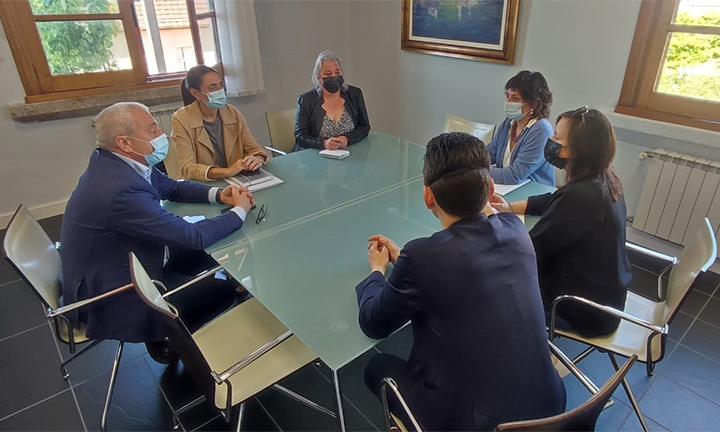 O xerente da área sanitaria de Vigo explica aos voceiros de Tomiño a situación sanitaria da comarca