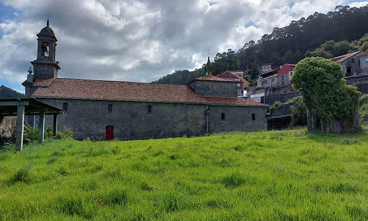 O Concello de Bueu abre o prazo de licitación para o axardinamento da contorna da igrexa