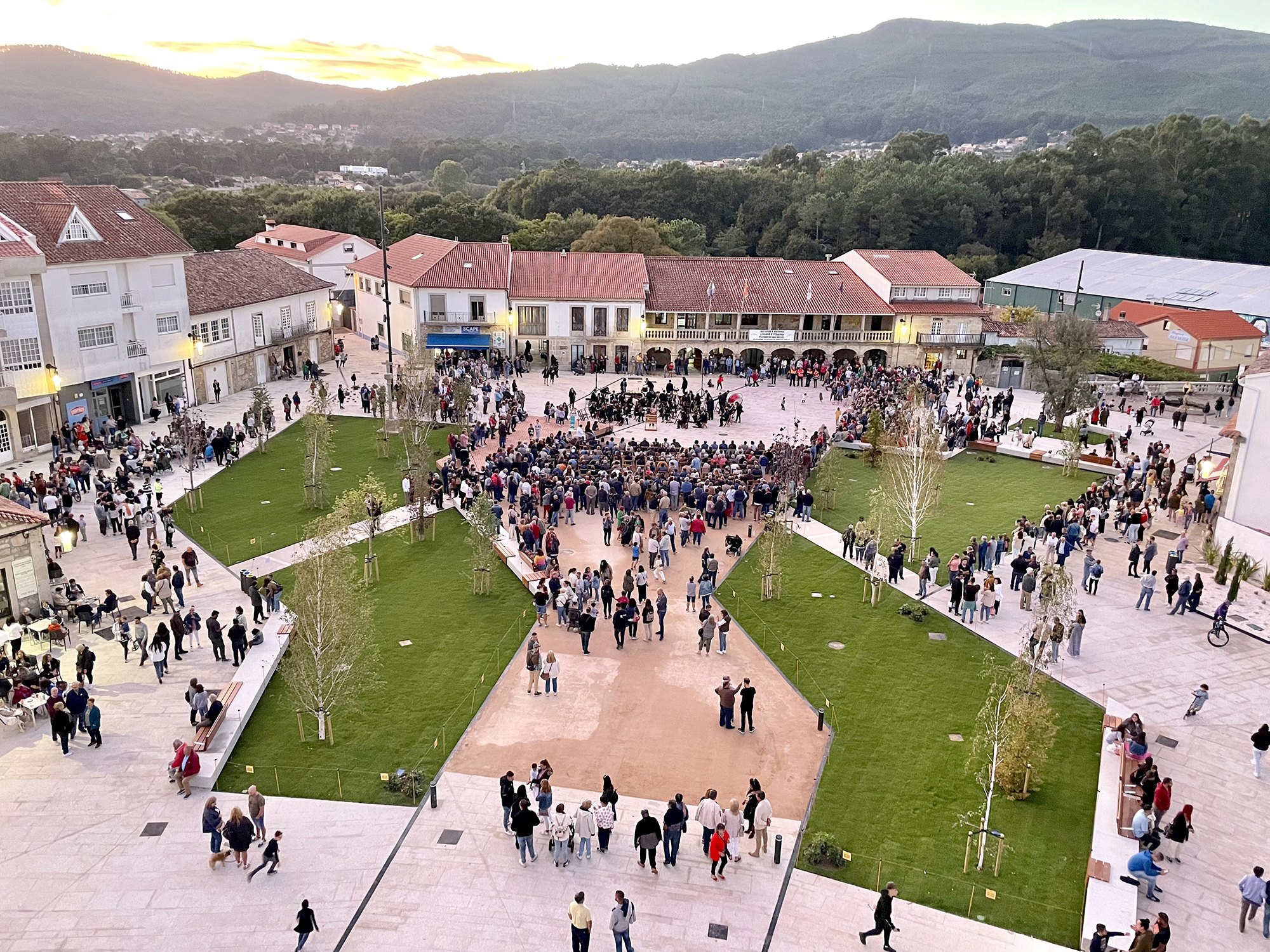 A Praza do Calvario, renovado epicentro da actividade económica e social do Rosal