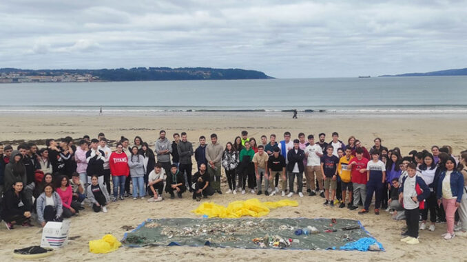 Máis de un milleiro de participantes na xi limpeza simultánea de praias
