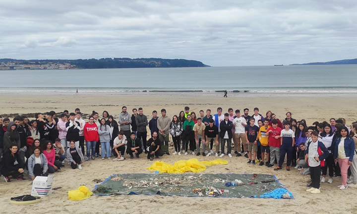 Máis de un milleiro de participantes na xi limpeza simultánea de praias