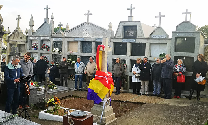 Acto da inauguración do monumento na honra dos 85 anos da morte de Cleominio Muñiz Lorenzo e outros seis republicanos soterrados no cemiterio de Camposancos celebrado este venres 18 de novembro de 2022