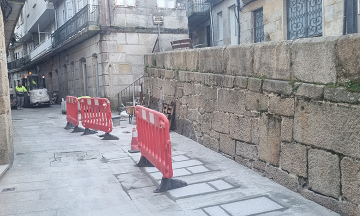 O concello de recurre a un contrato de servizos para repoñer o enlousado das rúas do casco vello