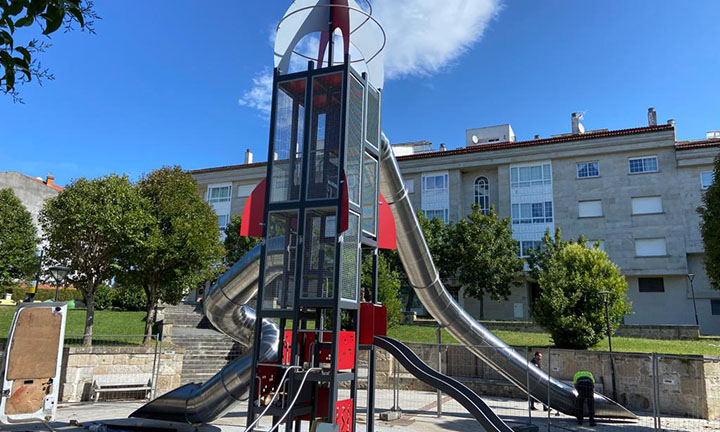O concello de Nigrán culmina a instalación da torre de xogo máis alta da comarca para revitalizar a praza Rosalía de Castro