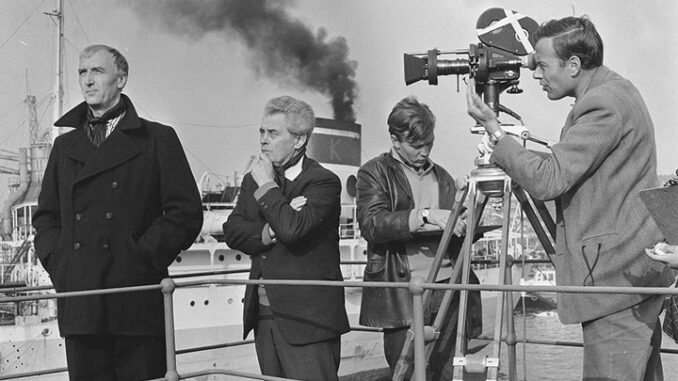 O cineasta e director de cine Joris Ivens durante a rodaxe da súa película Rotterdam-Europoort en Rotterdam