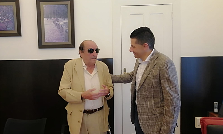 O alcalde de Ponte Caldelas recibe ao maxistrado xubilado Javier Casas