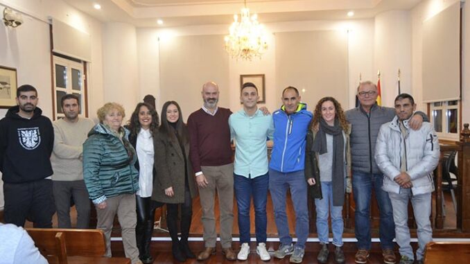 O Concello de Bueu recoñece ao veciño David Gómez polo seu labor internacional como adestrador de fútbol