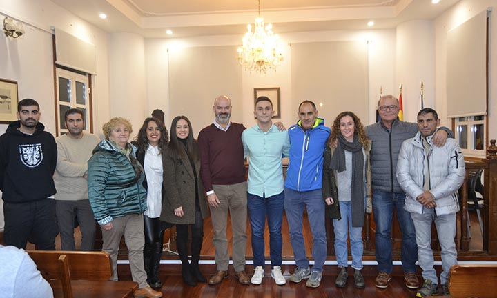 O Concello de Bueu recoñece ao veciño David Gómez polo seu labor internacional como adestrador de fútbol