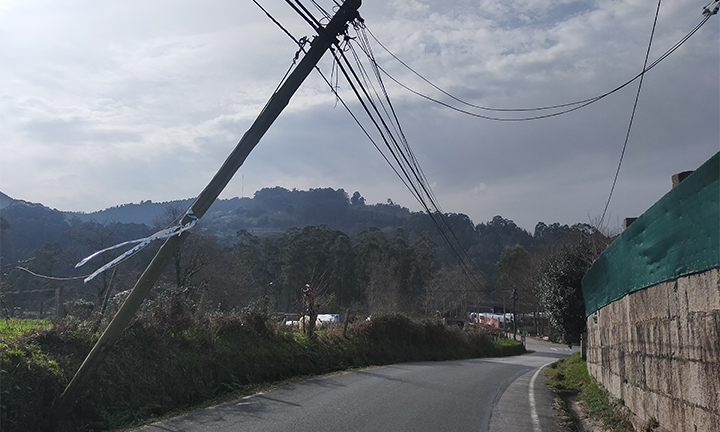 O BNG insta a retirada inmediata dun poste telefónico na rúa Nova polo perigo inminente