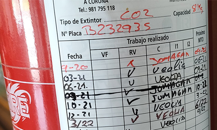 O BNG de Mos denuncia que os extintores das instalacións municipais levan máis dun ano coa revisión caducada