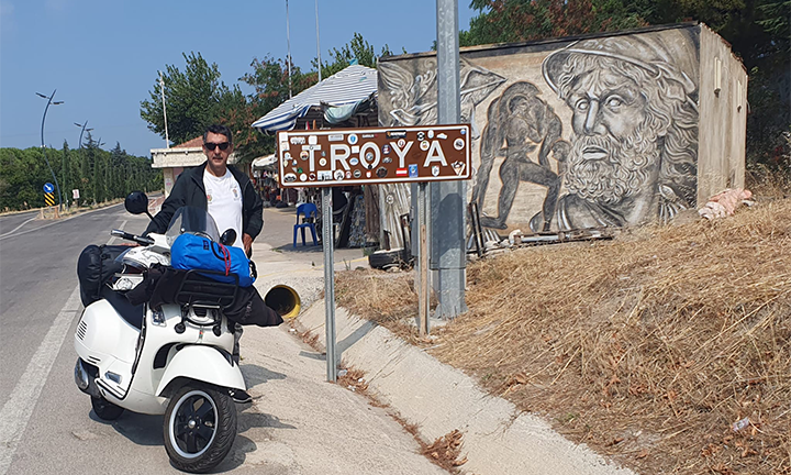 O Mare Nostrum a tiro dunha moto vespa