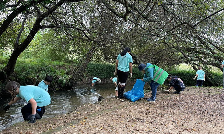 Redondela retira máis de 200 quilos de lixo do río Maceiras