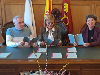 Redondela, 10 de outubro de 2024. As parroquias de Cesantes, Chapela e Ventosela xa contan cun libro dedicado á súa toponimia. O proxecto para recuperar este patrimonio inmaterial púxose en marcha polo Concello de Redodela hai tres anos, a partir do traballo de campo que realizara a cooperativa Tres Pés. O obxectivo do Concello, segundo explica a alcaldesa Digna Rivas é o de “poñer en valor, estudar e divulgar os topónimos das nosas parroquias”. Para acadar esta meta o Concello publica libros de microtoponimia de cada unha das parroquias. Polo de agora van publicados 10 libros, que se poden descargar da web do Concello de Redondela. No día de hoxe presentáronse os libros de microtoponimia das parroquias de Cesantes (a cargo de Xosé Couñago, quen fixo o traballo de campo e o estudo filolóxico), Chapela (de María Pol, quen fixo o estudo filolóxico pero o traballo de campo era da cooperativa Tres Pés) e Ventosela (a cargo de Olga Nogueira quen fixo o traballo de campo e o estudo filolóxico). Os tres libros xa se poden descargar da web de toponimia do Concello e consultar a súa localización en Galicia Nomeada. Ao acto asistiron Olga Nogueira e Xosé Couñago, que acompañaron á alcaldesa na presentación. Nas vindeiras semanas comezarán a presentación e reparto dos libros en cadansúa parroquia. A primeira en Cesantes, o 25 de outubro ás 20 horas na Cultural de Cesantes; e a segunda en Chapela, o 8 de novembro ás 20.00 horas no Piñeiral deo Crego, e en Ventosela será o sábado 16 de novembro ás 16 horas na Cultural A Miñoteira de Ventosela. A alcaldesa, Digna Rivas, salientou tamén que Redondela é un referente en recuperación de toponimia, e está entre os cinco primeiros concellos de toda Galicia en número de achegas á web da Xunta de Galicia e a Real Academia Galega chamada “Galicia Nomeada”. Redondela leva colocados arredor de 2000 topónimos, onde se pode consultar cada microtopónimo por parroquia e barrio, incluíndo a explicación da súa orixe.