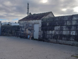 A dereita da caseta, lugar no que se supón está soterrado Bernardo Bernárdez Martínez.