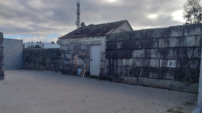 A dereita da caseta, lugar no que se supón está soterrado Bernardo Bernárdez Martínez.