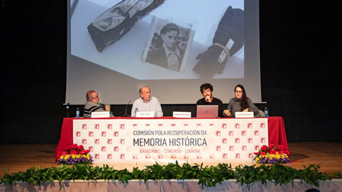 Andrea Moreno e Tono Vizcaíno mostran algúns dos obxectos que o enterrador gardou en Paterna para entregar á familia /F Demetrio Monteagudo