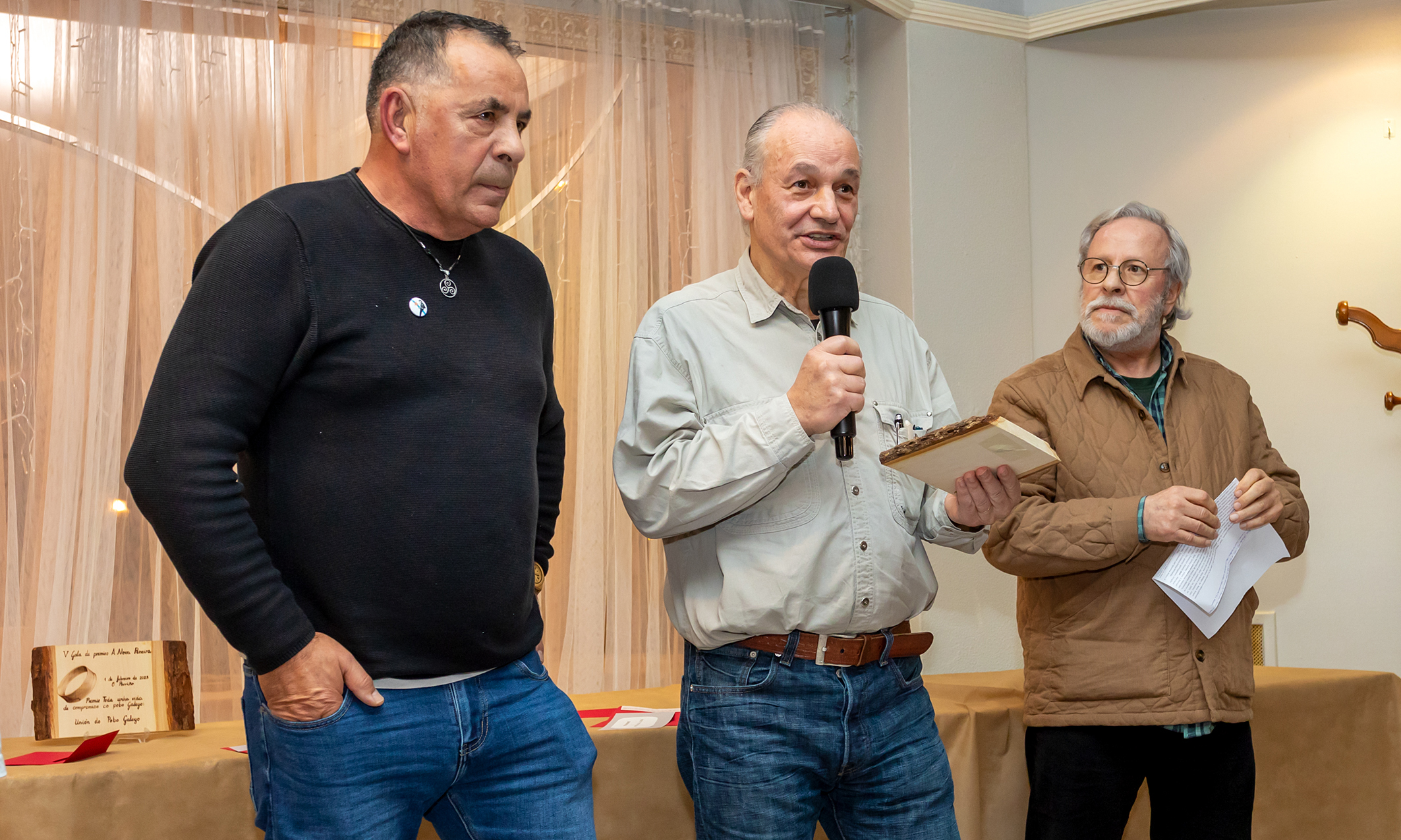 O gran poeta do Baixo Miño, Francisco Álvarez “ Koki”, acompañado polo director da Peneira, Tino Lago, presenta o venres 6 ás 20:30 os seus libros na SLC de Reboreda