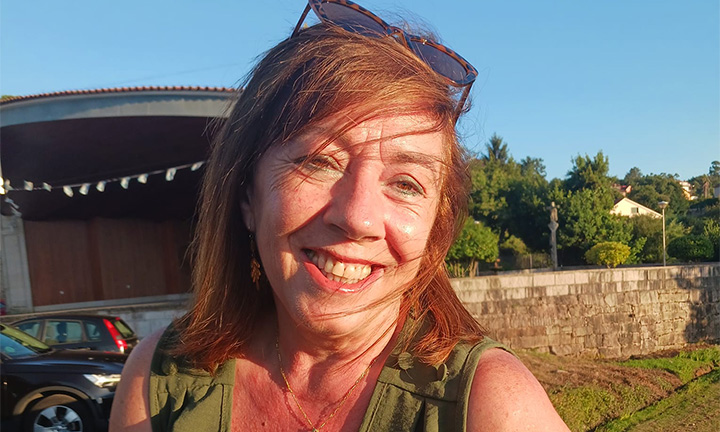 A escritora Elena Comesaña presenta “ Os tempos que nos agardan” en Redondela