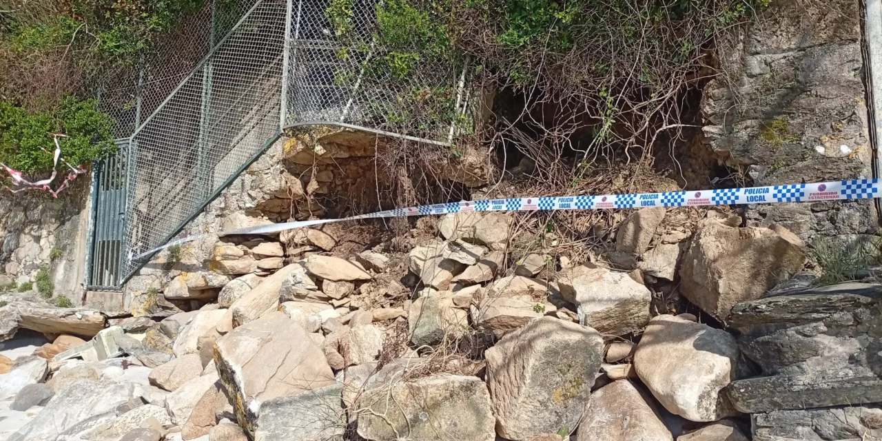 Un muro leva meses derrubado na Praia de Mingotes Marín
